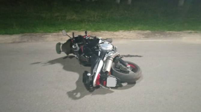 В Брянске водитель легковушки сломал голень мотоциклисту