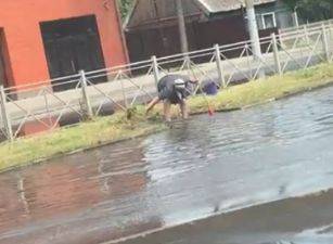 В Брянске женщина пыталась прочистить ливневку на затопленной улице XXII-го Съезда КПСС
