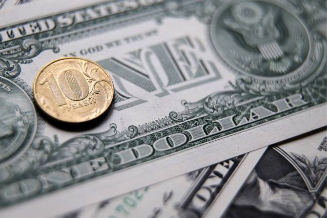 Доллар на международных торгах превысил 74 рубля