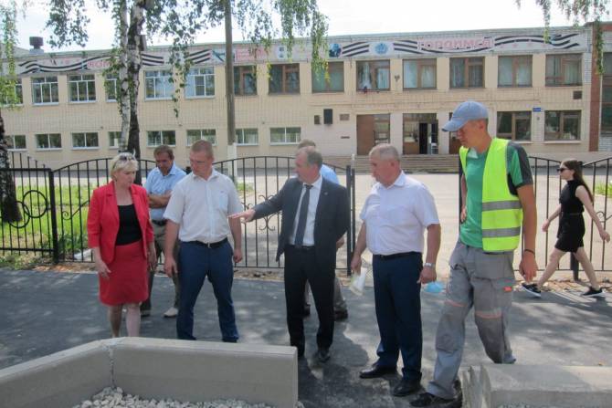 У мэра Брянска возникли вопросы к качеству нового тротуара по улице XXII Съезда КПСС