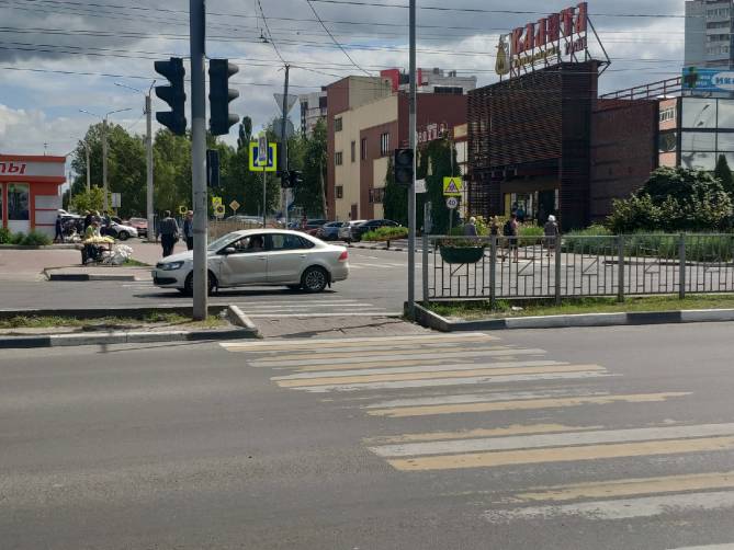 В Брянске неработающий светофор у «Линии» создал угрозу пешеходам