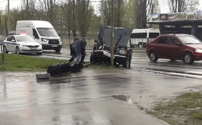 В Брянские на проспекте Московском легковушка снесла светофор