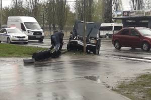 В Брянские на проспекте Московском легковушка снесла светофор