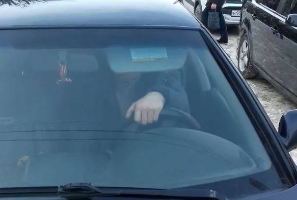 В Брянске сняли на видео таран водителем Nissan пешехода на тротуаре