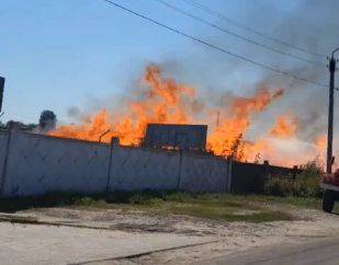 В Почепе произошел крупный пожар на пилораме