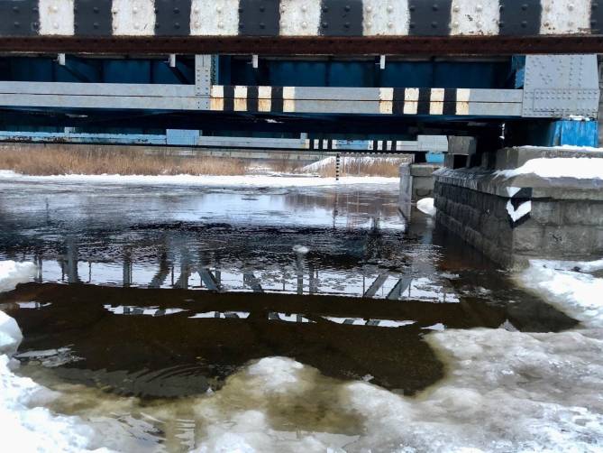 Из-за зимнего паводка в Брянске закрыли проезд под мостом