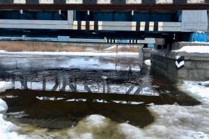 Из-за зимнего паводка в Брянске закрыли проезд под мостом