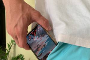 На заправке в Выгоничском районе у 64-летней пенсионерки украли смартфон