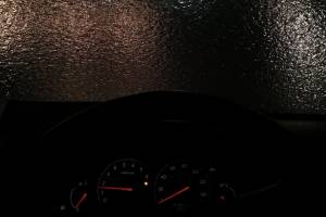 «День скребка»: в Брянске машины после дождя покрылись льдом
