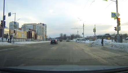 В Брянске на Ульянова сняли на видео опасный маневр водителя иномарки