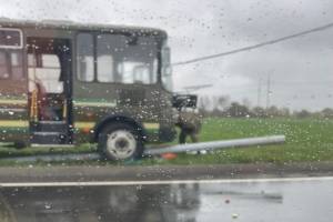 В Брянске на новой дороге-дамбе автобус ПАЗ снес столб