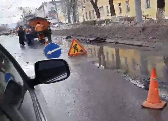 В Брянске начали по лужам ремонтировать убитые дороги