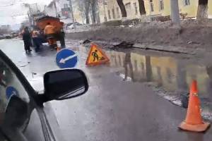 В Брянске начали по лужам ремонтировать убитые дороги