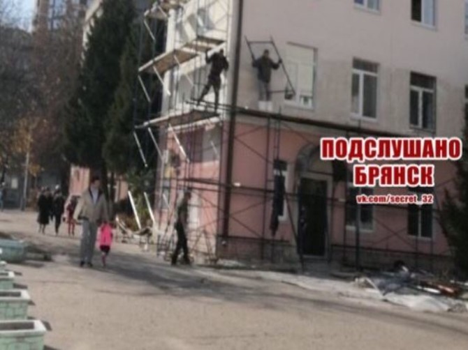 Опасный ремонт в детской поликлинике в Брянске сняли на фото
