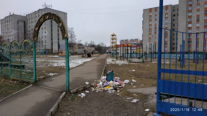 На детском городке в Брянске заметили мусорную свалку