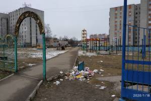 На детском городке в Брянске заметили мусорную свалку