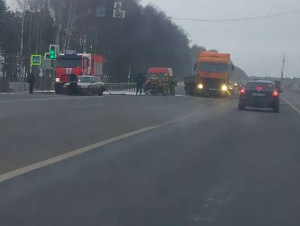 Под Брянском на трассе столкнулись легковушка и микроавтобус