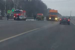 Под Брянском на трассе столкнулись легковушка и микроавтобус