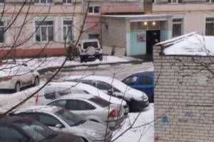 В Брянске внедорожник припарковали на газоне прямо под окнами дома