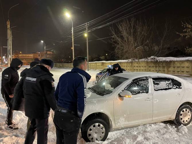 В Брянске полицейские пришли на помощь застрявшему на дороге водителю