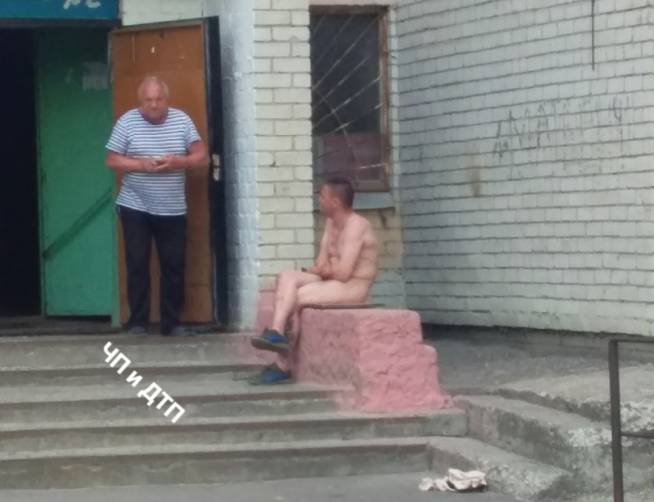 В Брянске во дворе многоэтажки сняли на фото голого мужчину