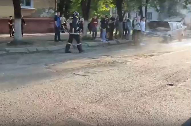В Брянске возле детской площадки загорелся автомобиль