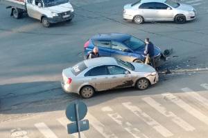 В Брянске на Никитинской машина такси Uber попала в аварию