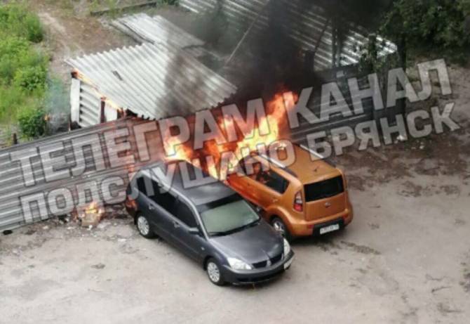 В Брянске загорелся автомобиль