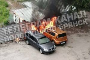 В Брянске загорелся автомобиль
