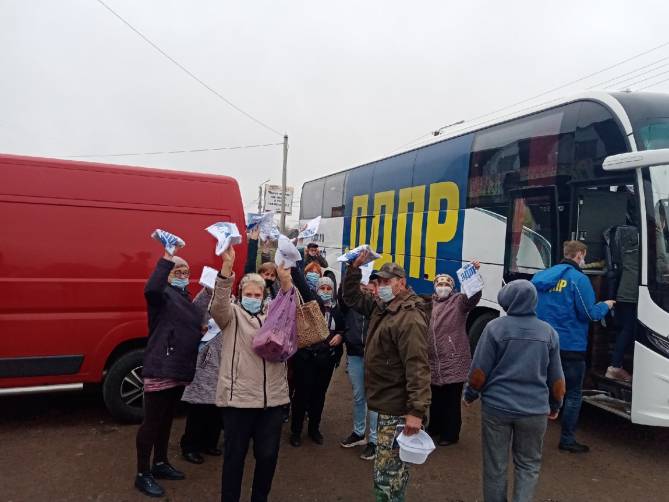 Жители Навли получили более тысячи подарков от ЛДПР