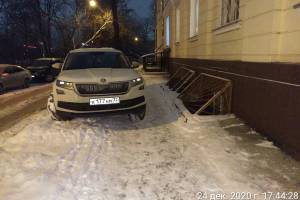 В Брянске водитель «Шкоды» перекрыл тротуар на улице Фокина