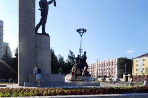 В Брянске у памятника на площади Партизан сняли на фото полуголых подростков