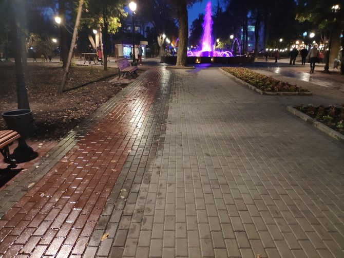 В Брянске новый фонтан затапливает Круглый сквер