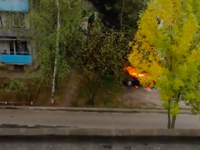 В Карачеве сняли на видео горящую легковушку