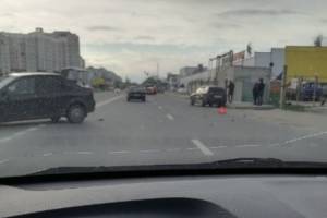 Две легковушки столкнулись рядом с ТЦ «2х2» в Брянске