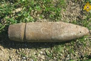 В брянской деревне рядом с домом нашли артиллерийский снаряд