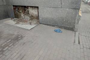 В Брянске напротив здания правительства рухнула плита парапета