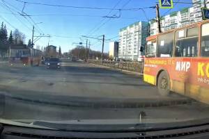 В Брянске троллейбус №12 проехал на красный сигнал светофора