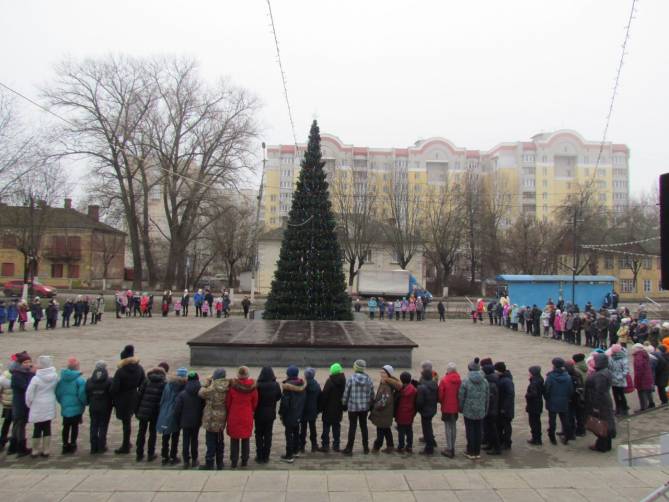 В Брянске открыли первую новогоднюю елку