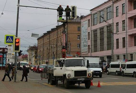 В Брянске модернизировали светофор на площади Ленина