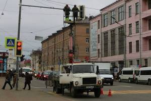 В Брянске модернизировали светофор на площади Ленина