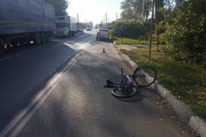 В Карачеве водитель Volvo сломал ногу велосипедисту