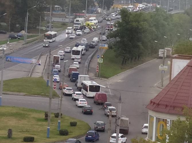 В Брянске из-за массового ДТП улицу Литейную сковала огромная пробка