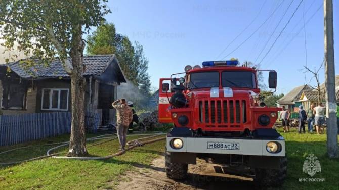 В дятьковском поселке Ивот в горящем доме ожоги получил 2-летний ребенок