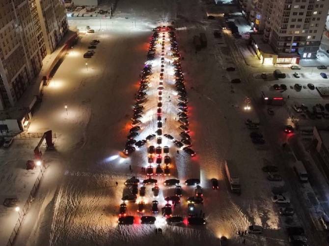 В Брянске автолюбители собрали огромную новогоднюю ёлку