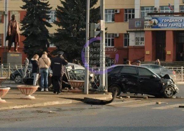 В центре Клинцов на перекрестке разбились две легковушки