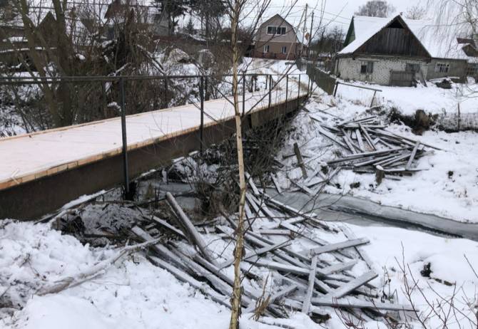 В брянской Антоновке после ремонта моста реку завалили мусором