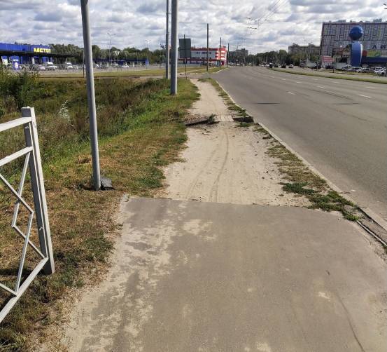В Брянске прокуратура потребовала обустроить тротуар и пандусы от «METRO» до кольцевой развязки