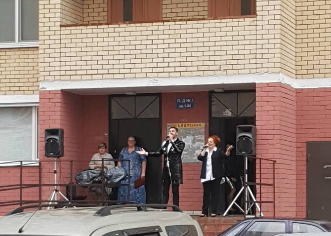 Брянец устроил концерт во дворе многоэтажки по улице Крахмалева