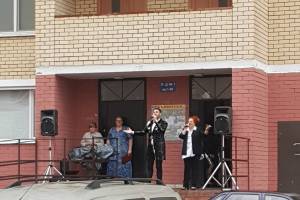 Брянец устроил концерт во дворе многоэтажки по улице Крахмалева